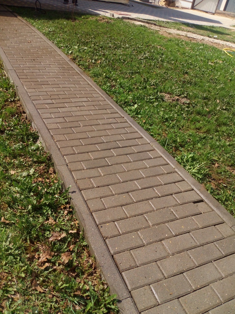 <span style="font-weight: bold;">очистка дорожек и площадок</span><br>